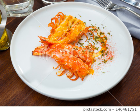 Cleaved roasted prawns Cleaved roasted prawns 140461751