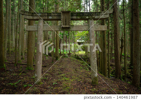 若宮神社,宛如另一個世界,靜靜地坐落在兵庫縣丹波市。 若宮神社,宛如另一個世界,靜靜地坐落在兵庫縣丹波市。 140461987