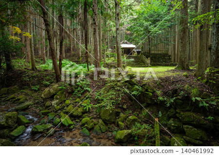 若宮神社,宛如另一個世界,靜靜地坐落在兵庫縣丹波市。 若宮神社,宛如另一個世界,靜靜地坐落在兵庫縣丹波市。 140461992