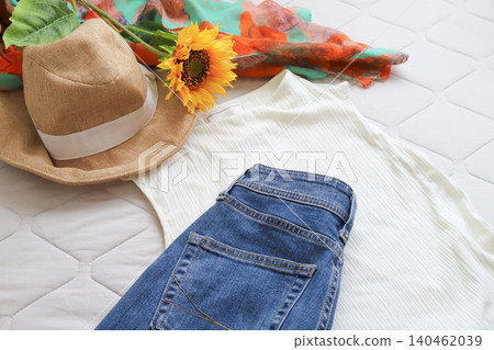 Summer travel preparations and women's fashion Summer travel preparations and women's fashion 140462039