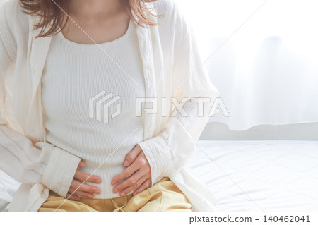 感覺腹痛的女性 感覺腹痛的女性 140462041