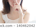 一張女性咳嗽、出現疾病症狀的照片。 140462042