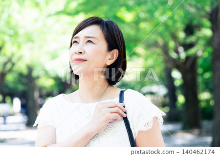 中年女性通勤上班 140462174