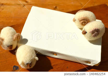 Felt sheep and canvas New Year's card materials Felt sheep and canvas New Year's card materials 140462254