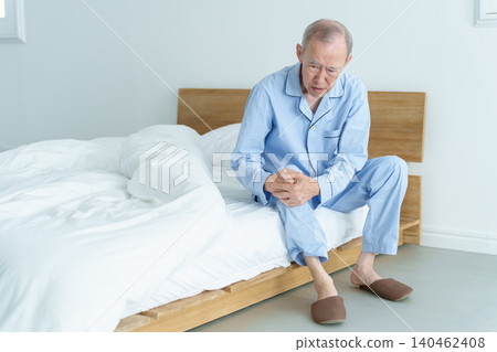 一位膝蓋疼痛的老人 一位膝蓋疼痛的老人 140462408