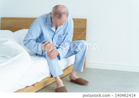 一位膝蓋疼痛的老人 一位膝蓋疼痛的老人 140462414
