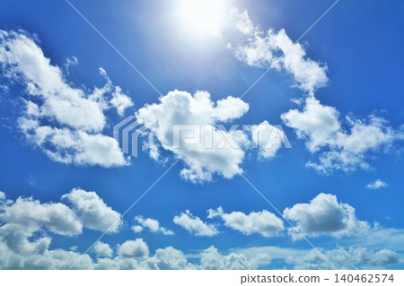 夏天藍天、雲彩和太陽 夏天藍天、雲彩和太陽 140462574