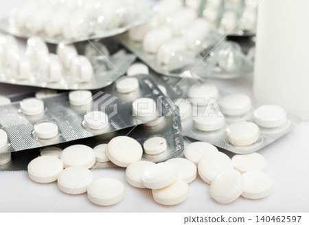 Various pills and capsules 140462597