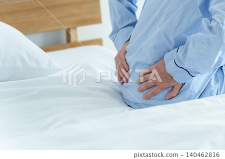 患有腰痛的老年男性 140462816