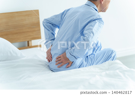 患有腰痛的老年男性 140462817