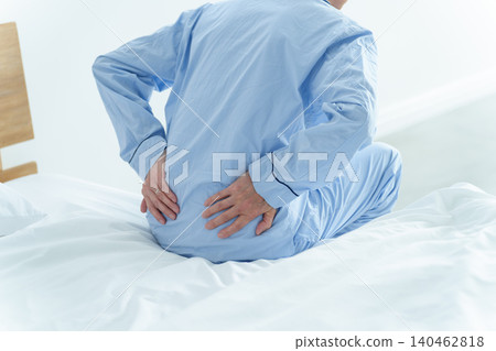 患有腰痛的老年男性 140462818