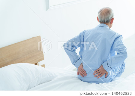 患有腰痛的老年男性 患有腰痛的老年男性 140462823