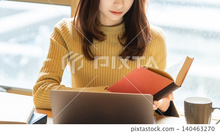 woman reading woman reading 140463270