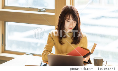 woman reading 140463271