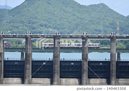 Kiha 75 在今渡水壩渡過木曾川 Kiha 75 在今渡水壩渡過木曾川 140463308