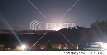 夜晚,月亮從山脈上升起。 夜晚,月亮從山脈上升起。 140463362