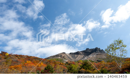 [Tochigi Prefecture] Mt. Nasu in autumn foliage; Mt. Chausu viewed from Ubagadaira. 140463459