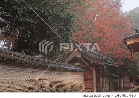 這張照片展示了京都府八幡市岩清水八幡宮的庭院,秋色朦朧,宛如仙境。 這張照片展示了京都府八幡市岩清水八幡宮的庭院,秋色朦朧,宛如仙境。 140463480