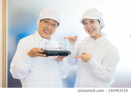 身穿白大褂的兼職人員 身穿白大褂的兼職人員 140463530