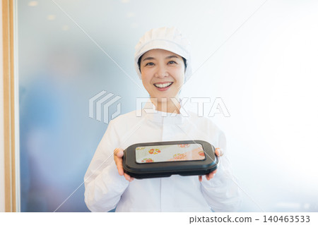 身穿白大褂的兼職人員 身穿白大褂的兼職人員 140463533