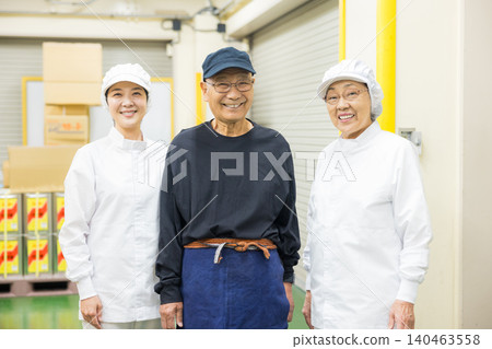身穿白大褂的兼職人員 140463558