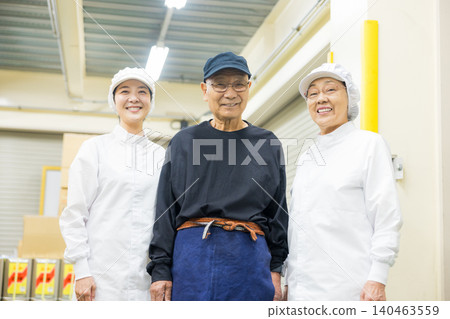 身穿白大褂的兼職人員 身穿白大褂的兼職人員 140463559