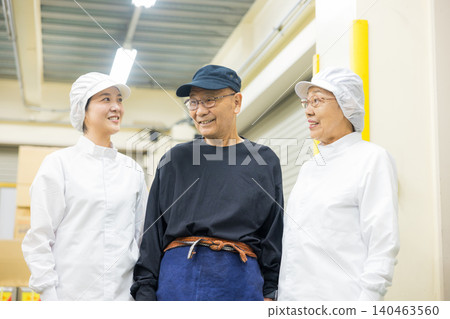 身穿白大褂的兼職人員 身穿白大褂的兼職人員 140463560