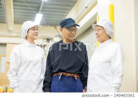 身穿白大褂的兼職人員 身穿白大褂的兼職人員 140463561