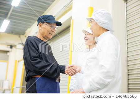 身穿白大褂的兼職人員 140463566