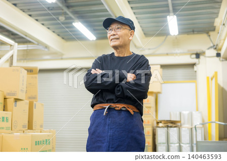 穿著帆布圍裙的老年工人 穿著帆布圍裙的老年工人 140463593