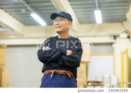 穿著帆布圍裙的老年工人 140463594