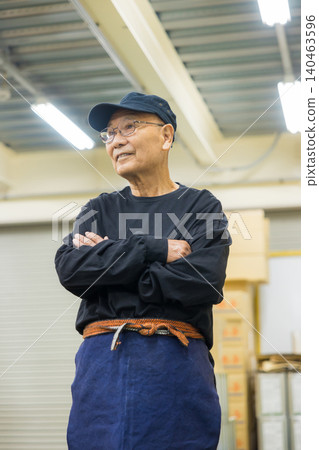 穿著帆布圍裙的老年工人 穿著帆布圍裙的老年工人 140463596
