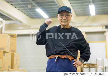 穿著帆布圍裙的老年工人 140463600