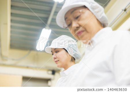 身穿白大褂的兼職人員 身穿白大褂的兼職人員 140463630
