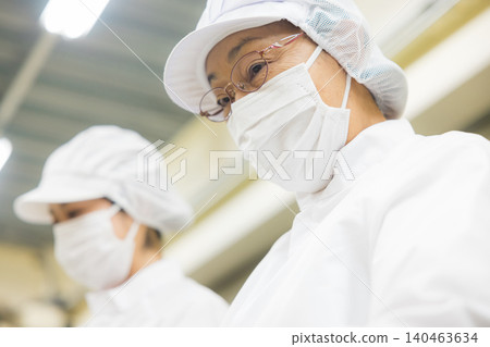 身穿白大褂的兼職人員 身穿白大褂的兼職人員 140463634