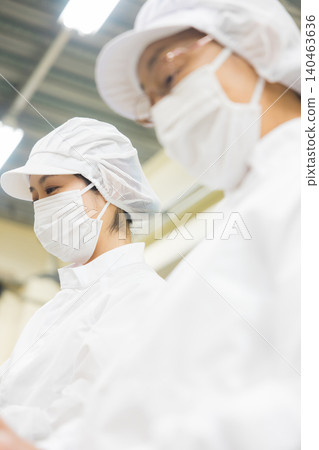 身穿白大褂的兼職人員 身穿白大褂的兼職人員 140463636