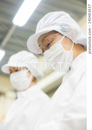身穿白大褂的兼職人員 身穿白大褂的兼職人員 140463637