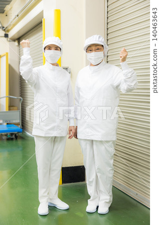 身穿白大褂的兼職人員 身穿白大褂的兼職人員 140463643