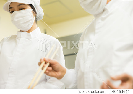 身穿白大褂的兼職人員 身穿白大褂的兼職人員 140463645