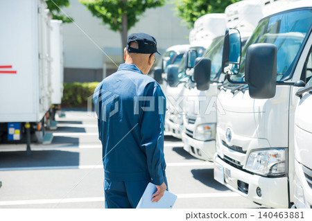 卡車在停車場排隊 卡車在停車場排隊 140463881