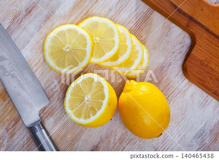 Sliced lemon on wooden table 140465438