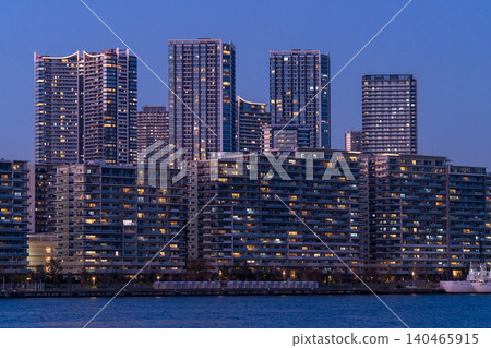 東京灣沿岸的高樓公寓大樓和海濱夜景。 東京灣沿岸的高樓公寓大樓和海濱夜景。 140465915