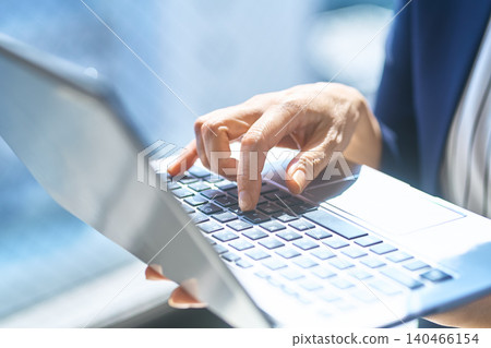 一雙女人的手正在筆記型電腦上打字。 一雙女人的手正在筆記型電腦上打字。 140466154