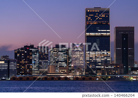 夜幕下的東京灣沿岸摩天大樓和辦公區。 夜幕下的東京灣沿岸摩天大樓和辦公區。 140466204