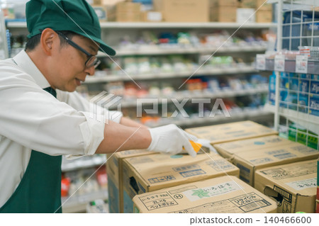 super, supermarket, salesperson 140466600