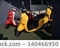 一排滑板車 140466950