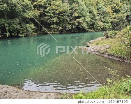 Lake Shiromaru and forest along the hiking trail in Hatonosu Gorge ② Lake Shiromaru and forest along the hiking trail in Hatonosu Gorge ② 140467105