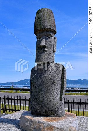 山頂上俯瞰大海的摩艾石像 山頂上俯瞰大海的摩艾石像 140467274