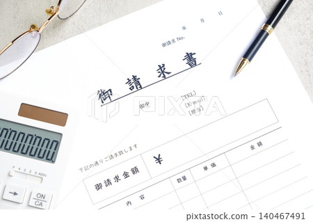 Invoice - Image of a business scene where an invoice is prepared for a business partner Invoice - Image of a business scene where an invoice is prepared for a business partner 140467491