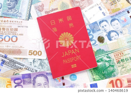 護照 - 持護照(普通護照10年紅色)和外幣出國旅行的形象 護照 - 持護照(普通護照10年紅色)和外幣出國旅行的形象 140468619
